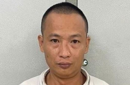 Bat doi tuong com can chuyen ep nguoi dan xay nha mua vat lieu hinh anh