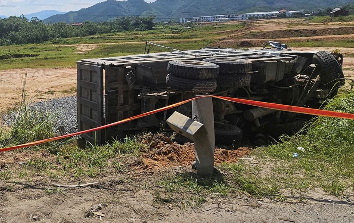 Hai nguoi di xe may tu vong sau va cham voi oto tai hinh anh