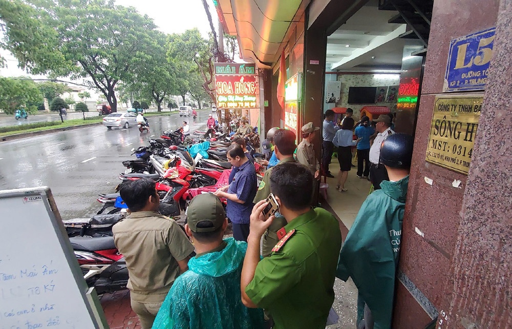 Tam giu ba Giap Thi Song Huong va mot so bao mau mai am Hoa Hong hinh anh