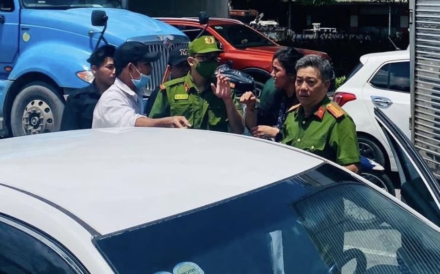 Nhom nguoi nuoc ngoai lua dao doi tien o Dong Nai hinh anh