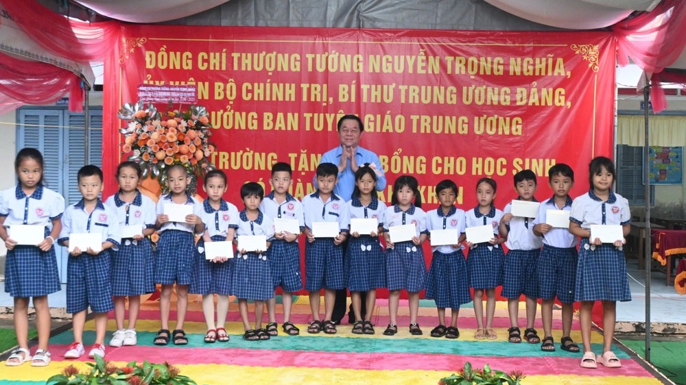 Truong Ban Tuyen giao Trung uong trao hoc bong cho hoc sinh Tien Giang hinh anh