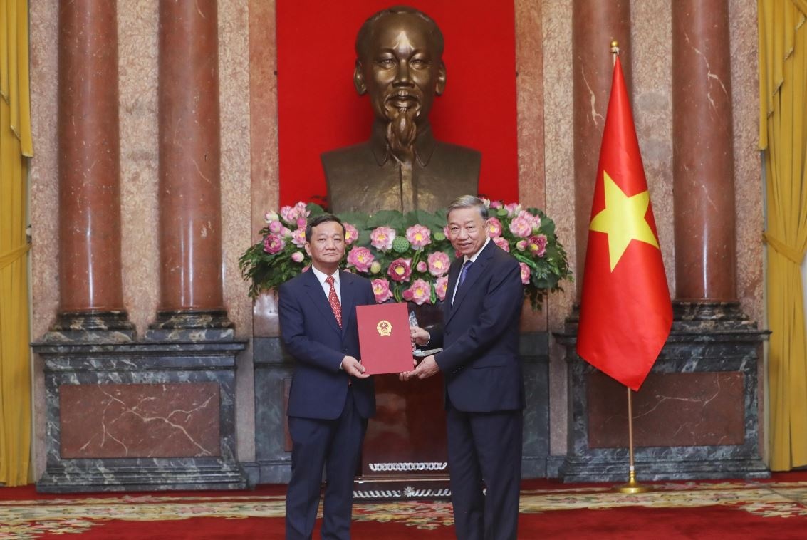 Tong Bi thu trao Quyet dinh bo nhiem Dai su Viet Nam tai Lao hinh anh