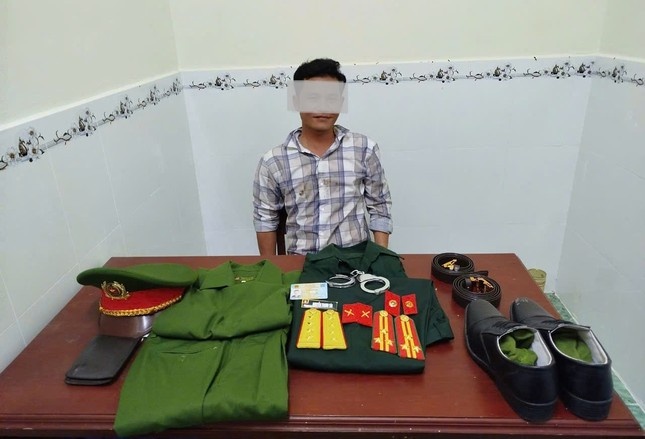 Gia danh cong an, bo doi de lua tinh tien cua nhieu phu nu don than hinh anh