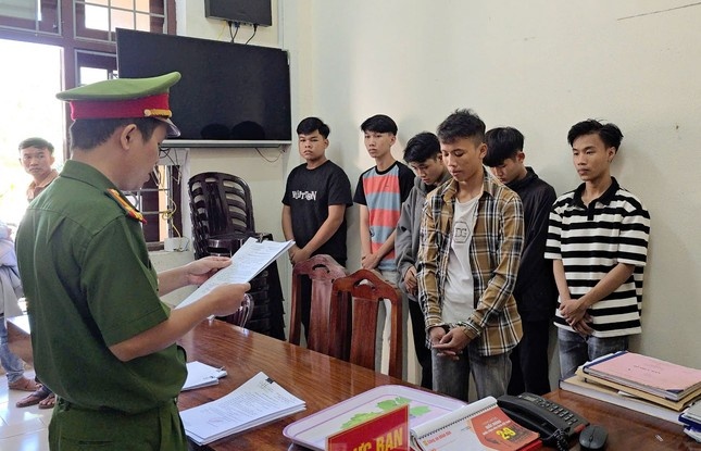 Tam giam nhom thanh nien mang hung khi giai quyet mau thuan hinh anh