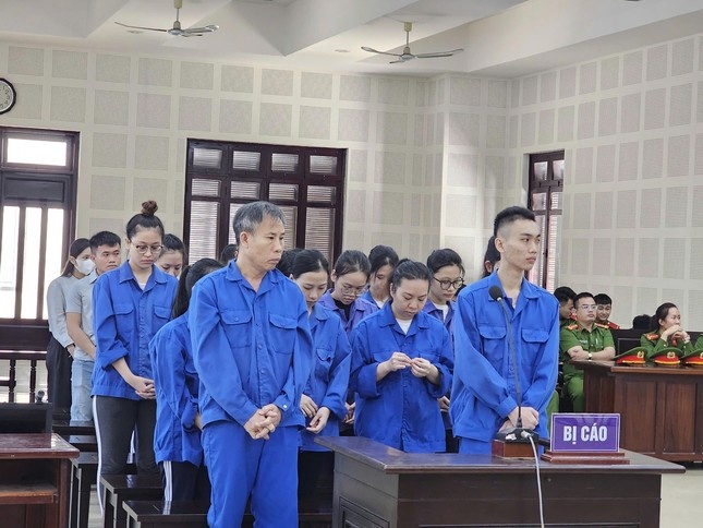 Tuyen an giam doc cung 17 dong pham lam gia ho so dua nguoi xuat canh hinh anh