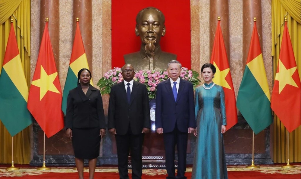 Le don chinh thuc Tong thong Cong hoa Guinea-Bissau va Phu nhan hinh anh