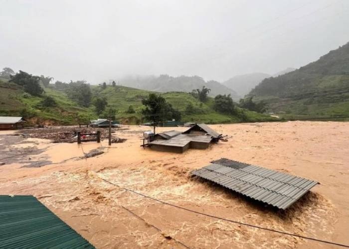 Nuoc lu ngap den noc nha dan o Yen Bai hinh anh