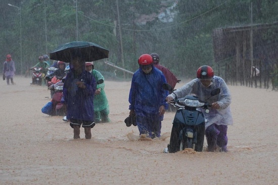 Tay Bac Bo mua to toi 350 mm do ap thap nhiet doi hinh anh