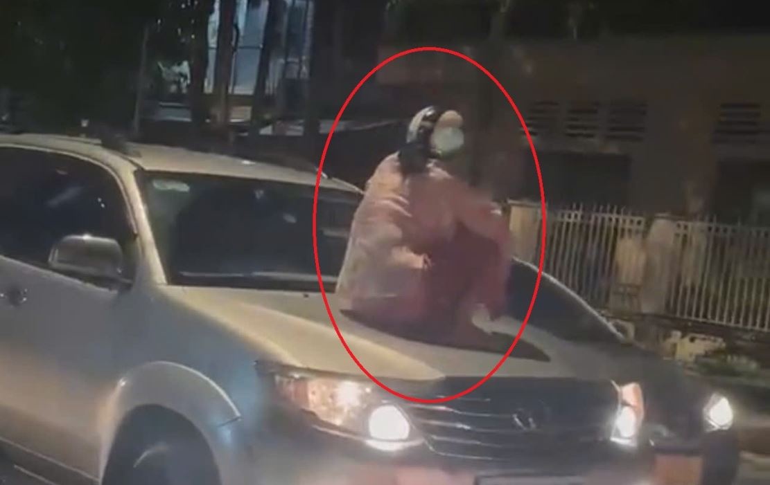 Can canh nguoi phu nu ngoi tren nap capo oto o Binh Duong hinh anh