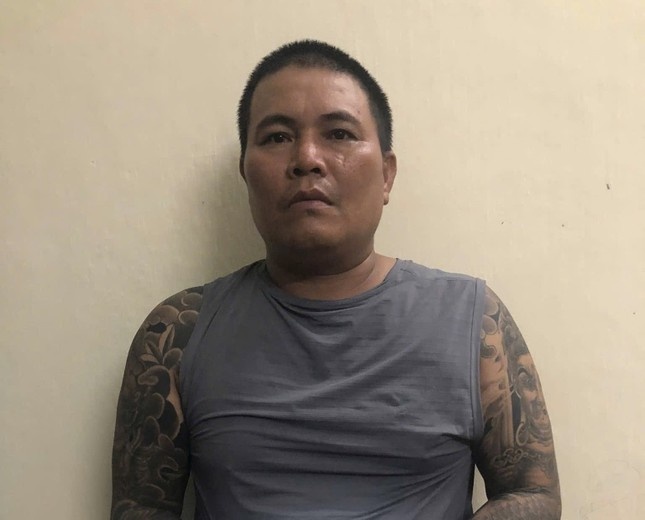 Doi tuong tron truy na ngo ngang khi canh sat ap vao bat giu hinh anh