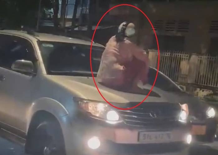 Xem xet dau hieu hinh su vu nguoi phu nu ngoi tren capo oto hinh anh