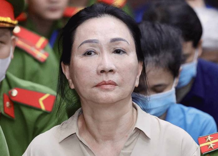 Toa de nghi bi hai cua ba Truong My Lan kiem tra so trai phieu nam giu hinh anh