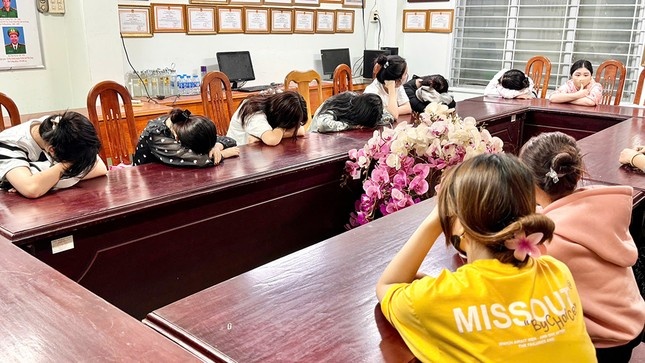 Moi gioi mai dam,  Nguyen Thi Xuyen,  Phan Thi Cam Hung anh 2