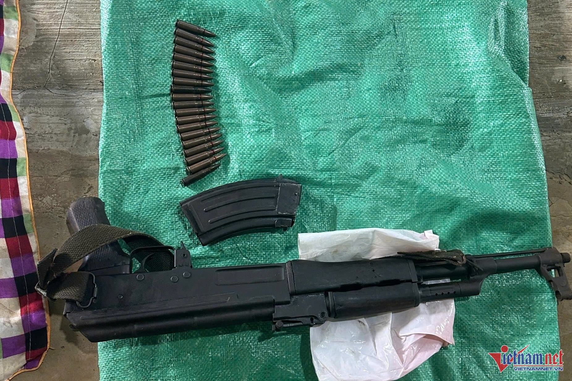 Tam giu bo chong rut sung doa ban con dau o Dak Lak hinh anh