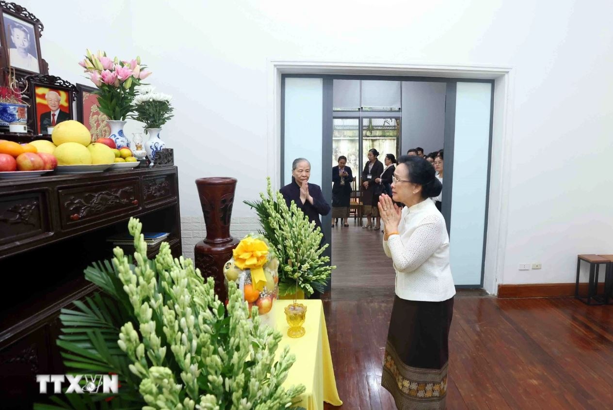 Naly Sisoulith Ngo Thi Man anh 2