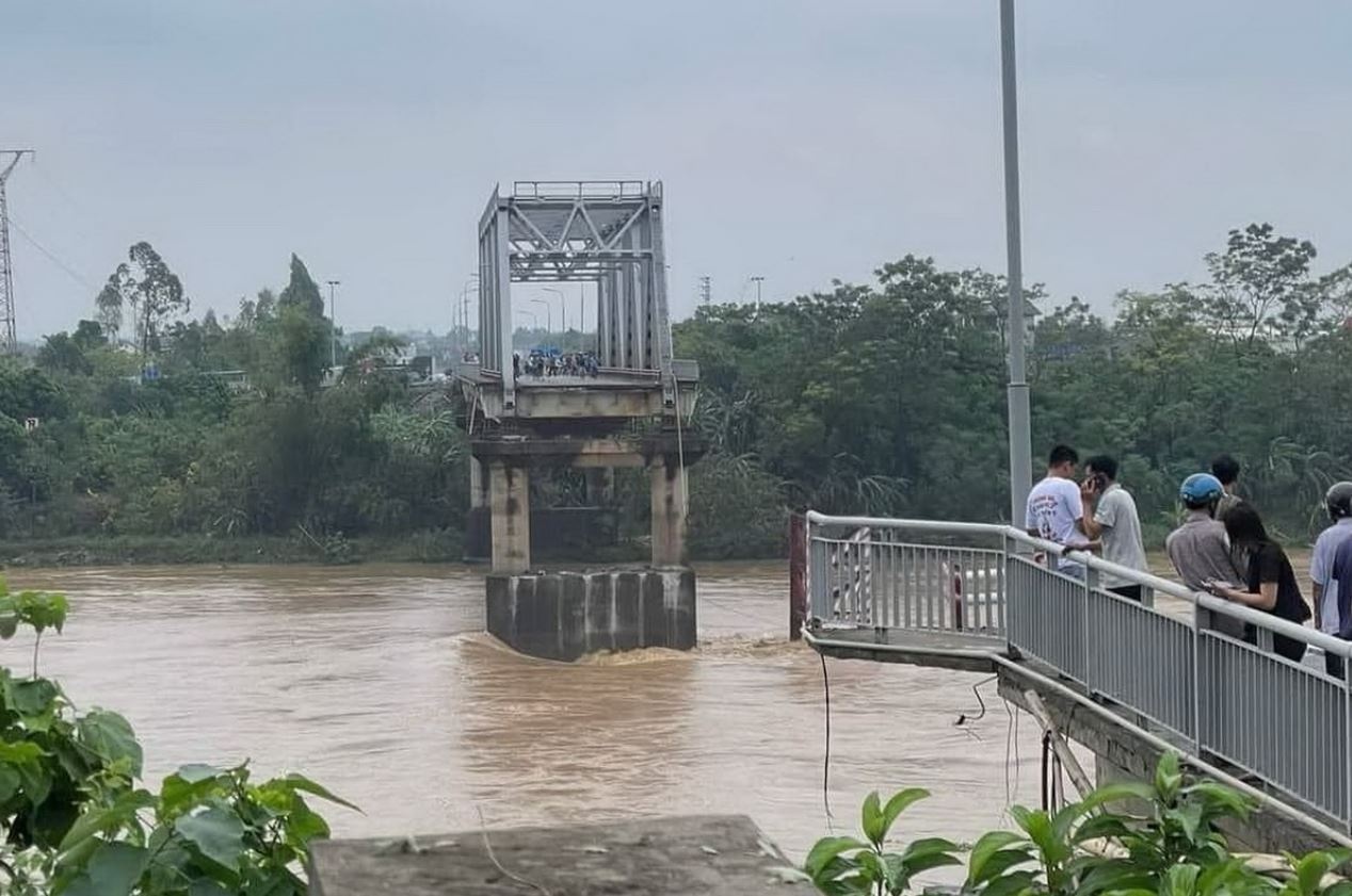 Sap cau Phong Chau anh 1