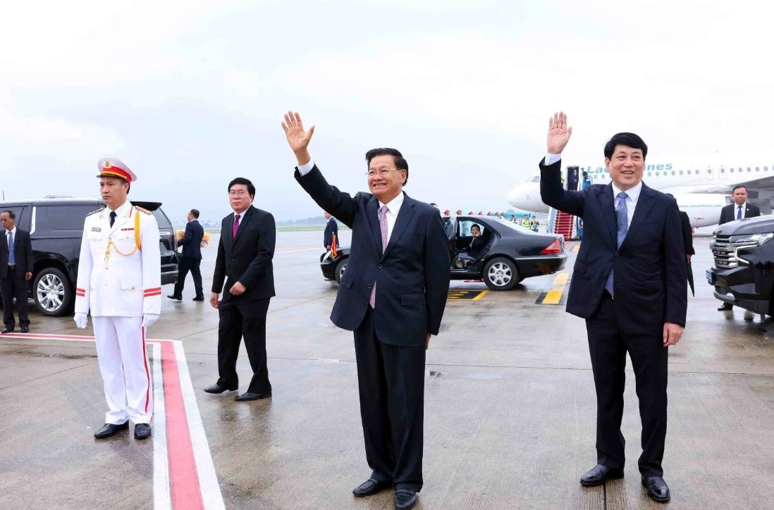 Tong Bi thu, Chu tich nuoc Lao bat dau chuyen tham Viet Nam hinh anh