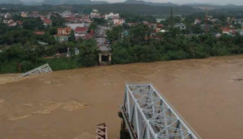 3 oto roi xuong song, 8 nguoi con mat tich o cau Phong Chau hinh anh