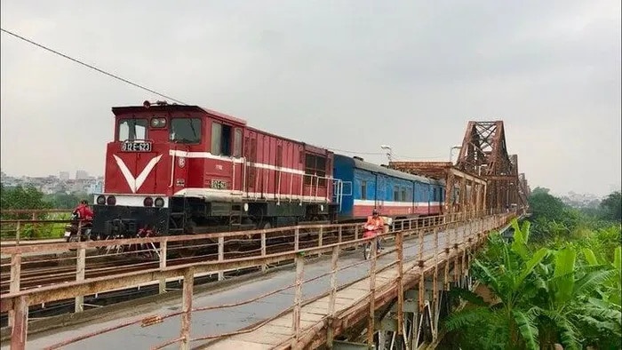 Dung chay tau hoa qua cau Long Bien hinh anh