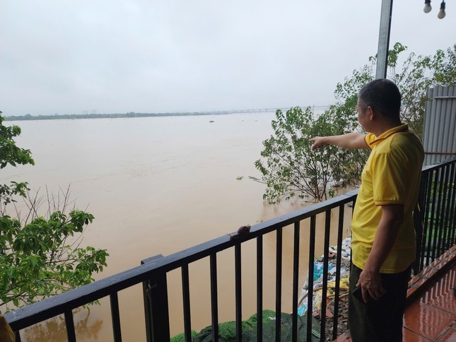 Muc nuoc song Hong chay qua Ha Noi cao them 10 cm moi gio hinh anh