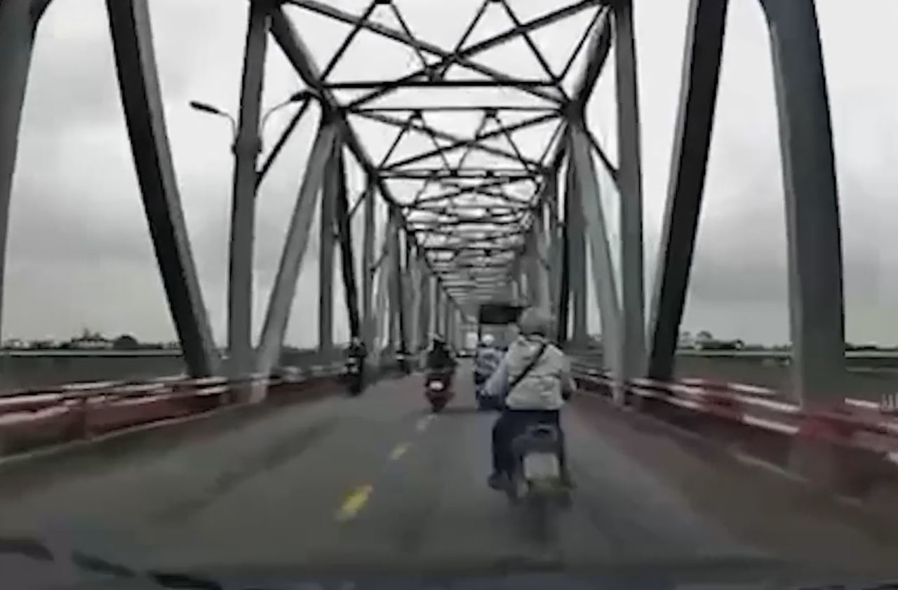 Hinh anh cau Phong Chau ngay truoc khoanh khac sap hinh anh