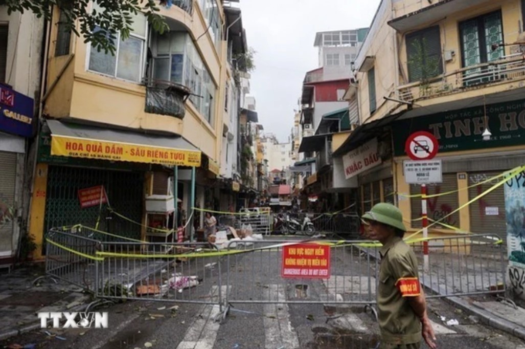 Phong toa khu vuc xung quanh so nha 46 Hang Gai (Ha Noi) bi nghieng hinh anh