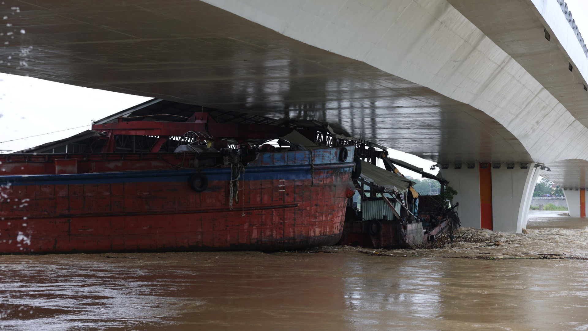 Tau va nha noi dam vao cay cau o Phu Tho hinh anh