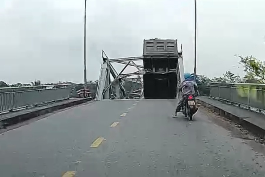 Xe tai lao thang xuong song khi cau Phong Chau do sap hinh anh