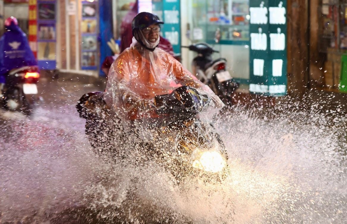 Ha Noi mua to, lu lut nhieu noi o Bac Bo hinh anh