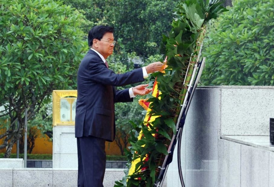 Tong Bi thu, Chu tich nuoc Lao vieng Chu tich Ho Chi Minh hinh anh