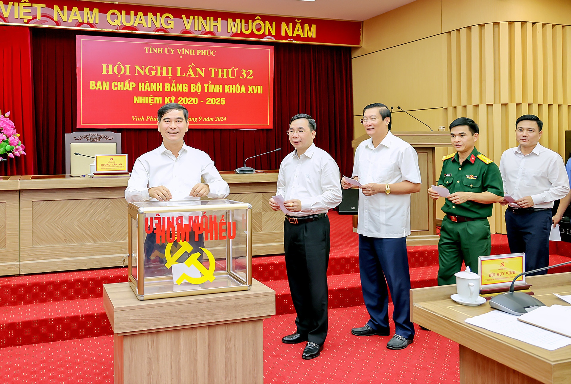 Ong Bui Huy Vinh lam Pho Bi thu Tinh uy Vinh Phuc hinh anh