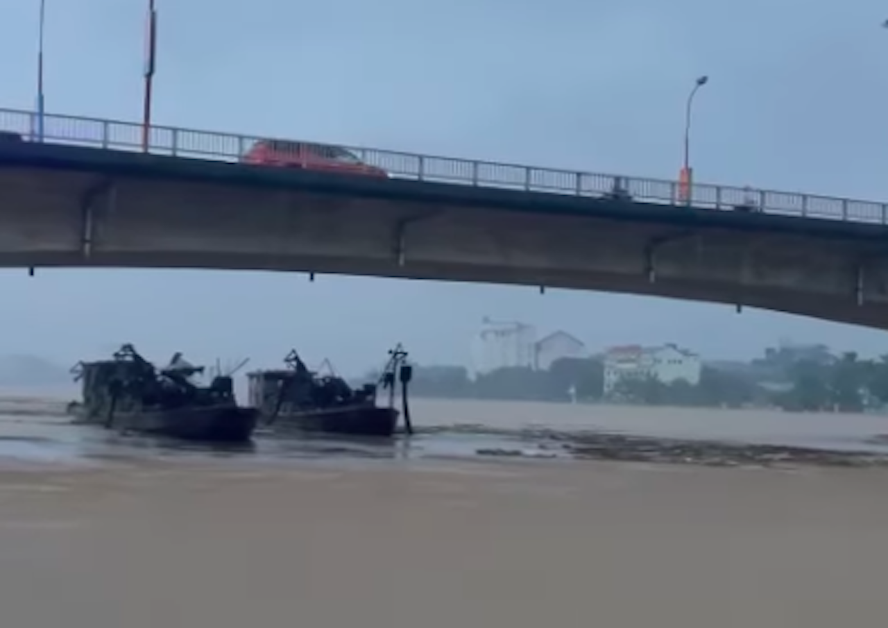 2 tau tu Trung Quoc troi dat tren song Hong, lo va vao cau hinh anh