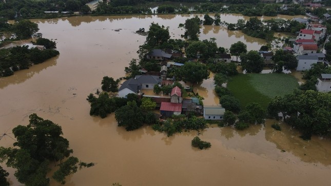 Chu tich Ha Noi ra cong dien hoa toc ve ung pho lu lon tren cac song hinh anh