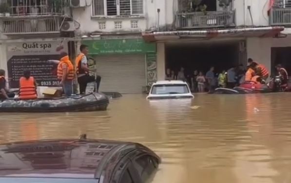 Nguoi dan Thai Nguyen bi co lap giua bien nuoc hinh anh