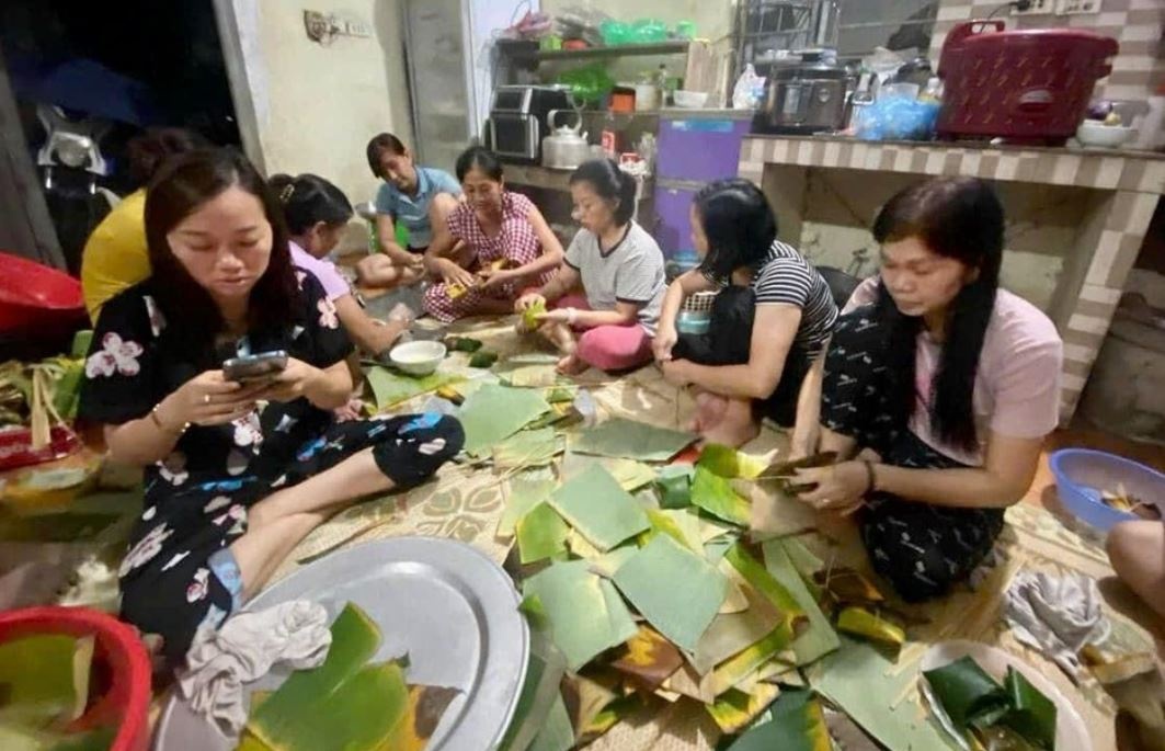 Nguoi dan Ha Noi goi hang nghin banh chung gui ba con vung lu hinh anh