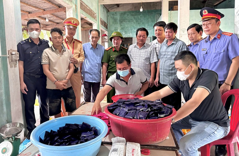 Bat giu 2 doi tuong mang sung quan dung van chuyen 26 kg ma tuy hinh anh