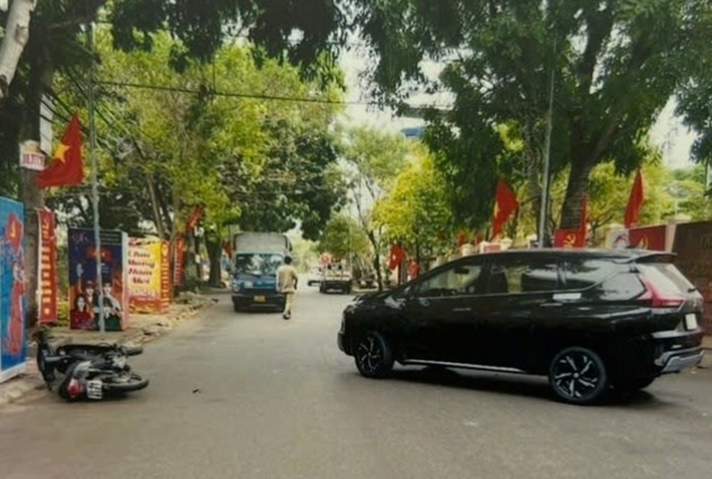 Bi khoi to vi giao xe cho con trai chua du dieu kien dieu khien hinh anh