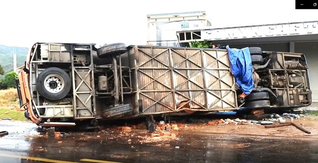 Tam giu hinh su tai xe trong vu lat xe khach o Dak Lak hinh anh