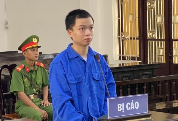 Mang sung di cuop tiem vang roi nga tu vong tren duong tron hinh anh