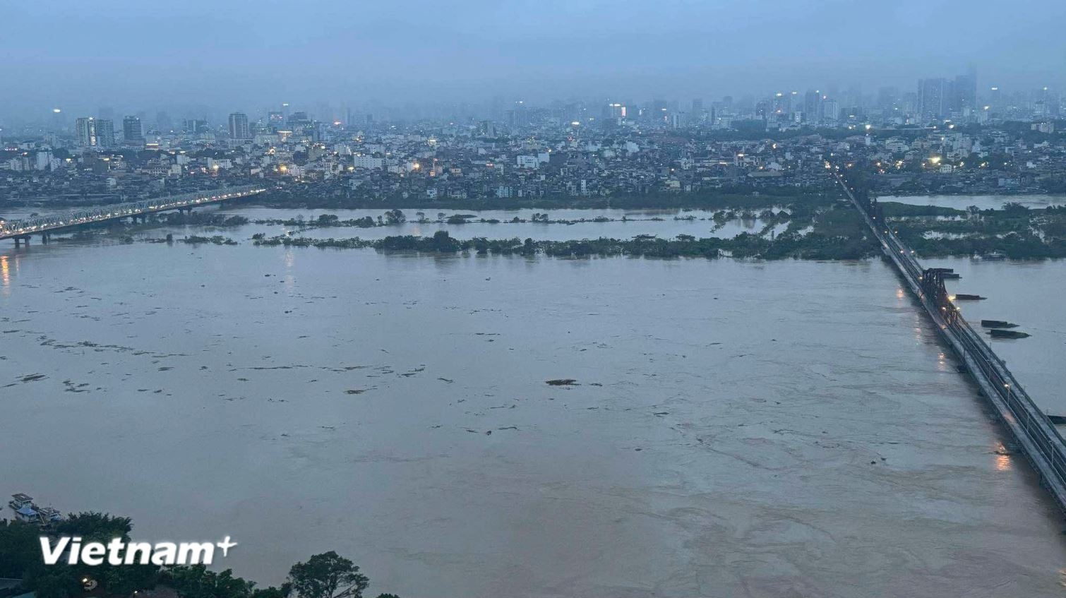 Chay lai Long Bien anh 1