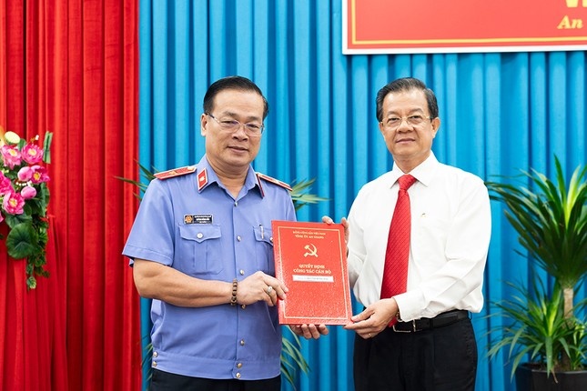 Bo Chinh tri dieu dong anh 2