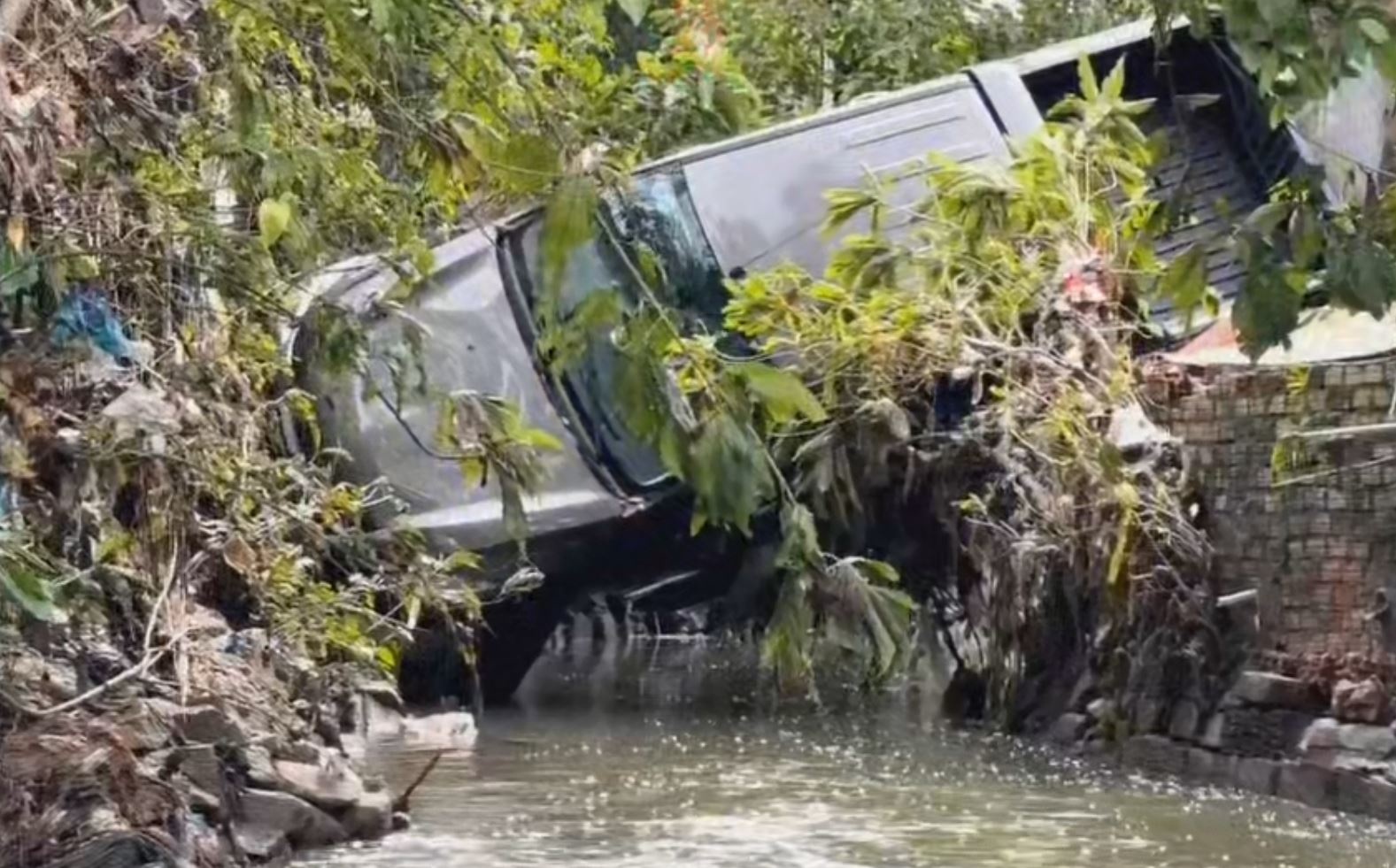 Hien truong vu oto bi nuoc cuon troi, nu tai xe tu vong hinh anh