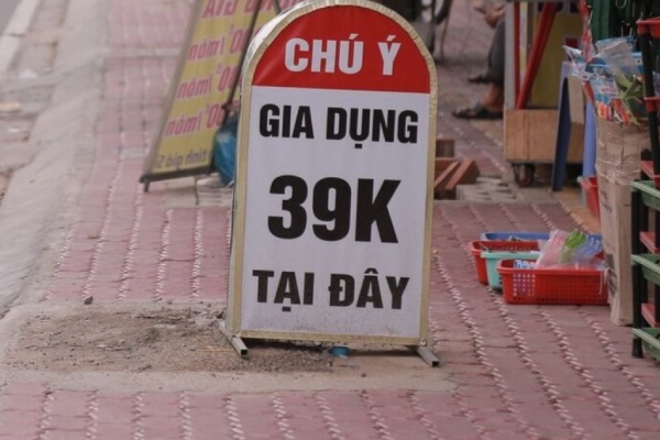 Dat bang quang cao 'nhai' bien bao giao thong, co bi phat? hinh anh