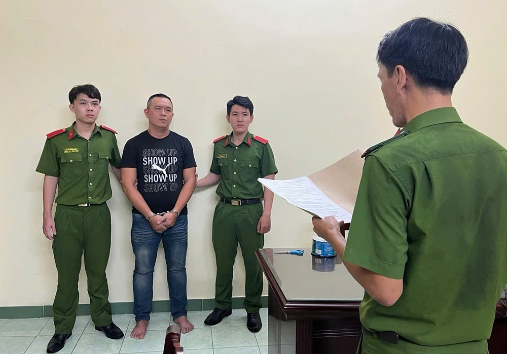 Bat tam giam nguoi dap kinh oto, hanh hung tai xe o TP.HCM hinh anh