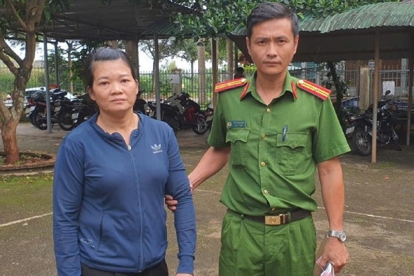 Mot phu nu chiem doat hon 300 to ve so cua nguoi khiem thi hinh anh