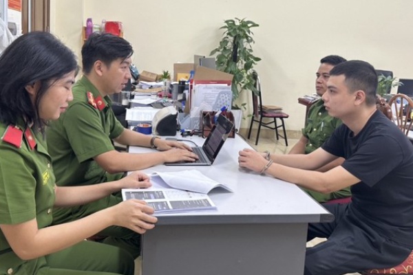 Man kich cua ga trai gia la can bo trai giam hinh anh