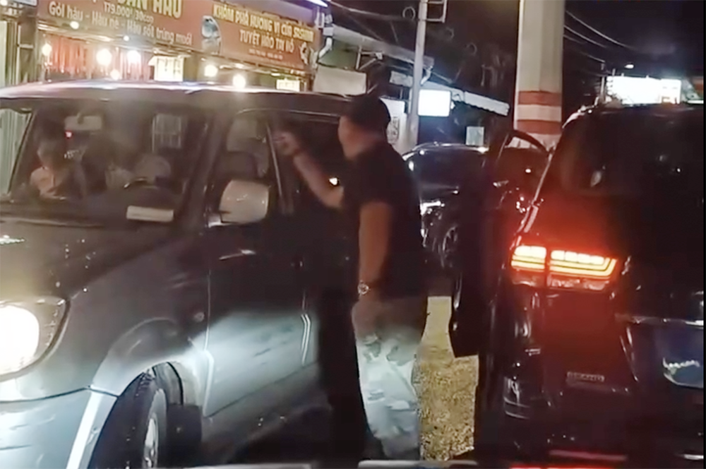 Xac minh clip nguoi dan ong dap kinh oto, hanh hung tai xe tren duong hinh anh