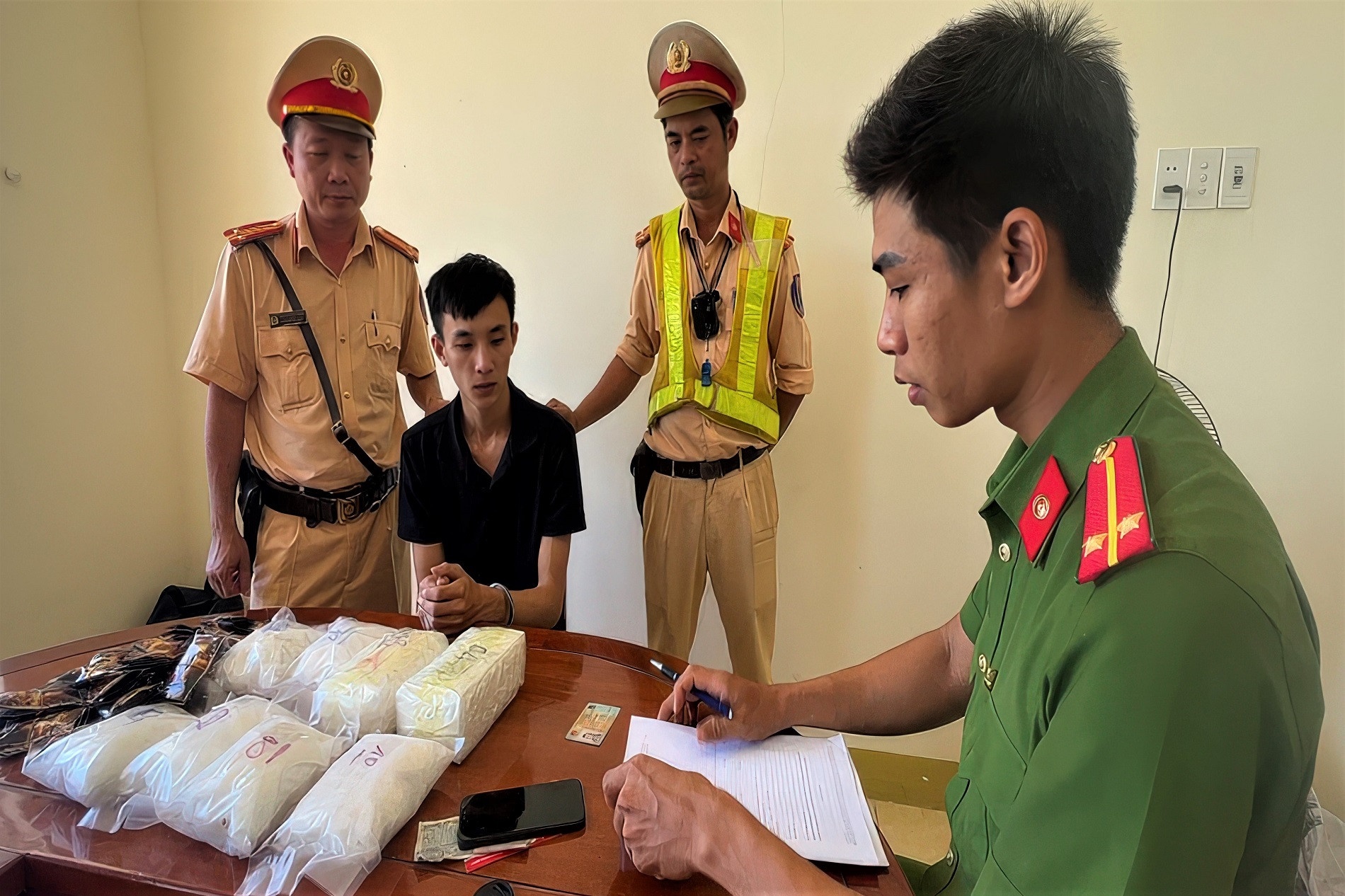 Bat doi tuong giau 6 kg ma tuy trong thung sua yen mach hinh anh