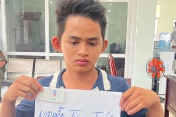 Loi khai cua thanh nien tat xang, cham lua dot cau ruot hinh anh