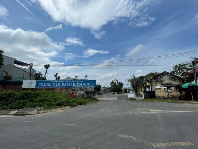 Khoi to mot pho giam doc trung tam dang kiem tai Kon Tum hinh anh